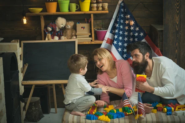 Szczęśliwa Rodzina Bawić Się Kolorowy Konstruktor Zabawka Flagi Skłonność Syna — Zdjęcie stockowe