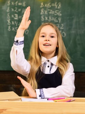 Öğretmen ve okul sınıfta, çizim ilköğretim çağındaki çocuklar. Yetenekli temel okulda sınıfta sanat ödevini yapıyor.