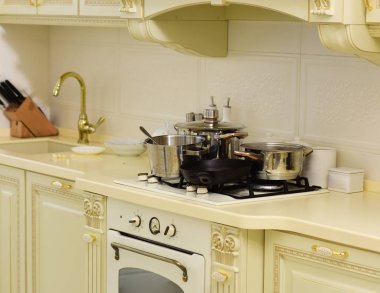 Soba ve lavabo mutfak tezgah üzerinde aletleri ile. Tencere ve tava üzerinde beyaz duvar karosu ocakla. Mobilya ve mutfak aletleri. Vintage tarzı mutfak tasarımı. Evde yemek kavramı.