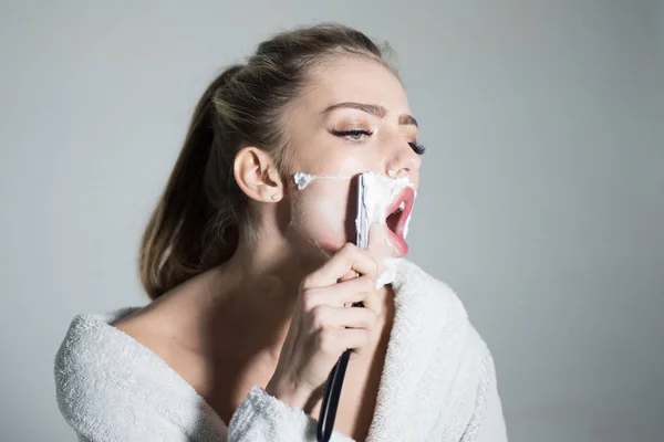 Mujer Con Cara Cubierta Espuma Sostiene Navaja Recta Mano Chica — Foto de Stock