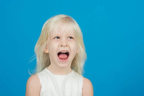 Entzückendes Blondes Kleines Mädchen Mit Glücklichem Gesicht — Stockfoto