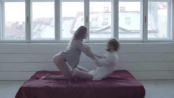 Liefde, Valentijnsdag, vakantie en geluk concept - gelukkige paar in bed. Romantische echtpaar in bed wordt intieme — Stockvideo