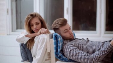 Aşk, mutluluk, insanlar ve eğlence kavramı. Güzel çift rahatlatıcı. Genç çift kanepede rahatlatıcı.