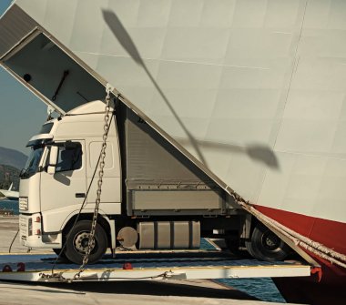 Camion ferry, feribot güneşli dışarı sürmek. InterContinental taşıma. Argo minibüs, kamyon, kamion taşımaları mal veya öğeleri ülkeler arasında. Uluslararası taşımacılık kavramı.