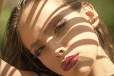 Gölge güneşli, yüzündeki kadınla bak. Moda makyaj, göz ve dudak sima olan kadın. Güzellik model makyaj yüz cilt, Cilt Bakımı ile. Kız Cilt Bakımı, kozmetik ve makyaj.