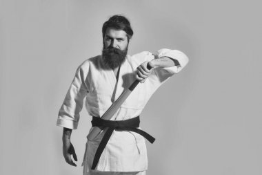 kimono yeşil beysbol sopası ile gülümseyen karate erkekte sakallı