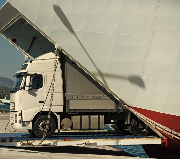 Camion ritten uit ferry, veerboot op zonnige dag. Intercontinentaal vervoer. Argo busje, vrachtwagen, kamion transports goederen of items tussen landen. Internationaal transport concept. — Stockfoto