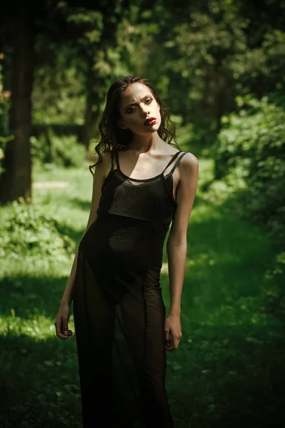 Retrato de moda de una joven en el jardín. Belleza verano — Foto de Stock