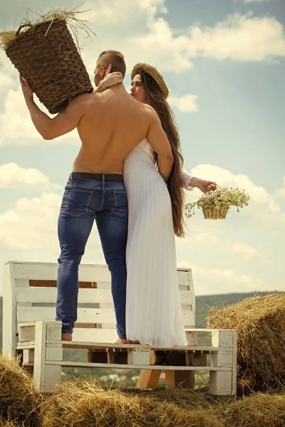 Mulher com cabelos longos em vestido branco com flores — Fotografia de Stock