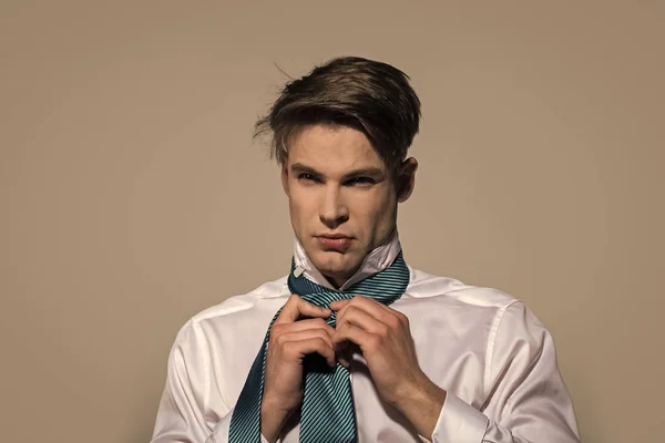 Adam kravat kravat gri arka plan üzerinde — Stok fotoğraf