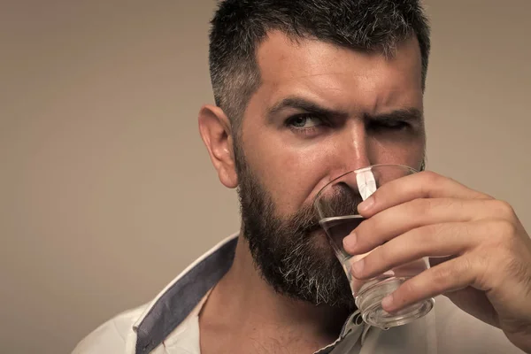 Бородатий чоловік п'є воду — стокове фото