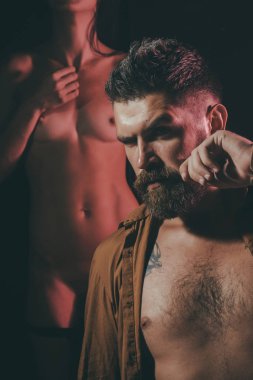 sakallı yakışıklı genç kadın veya kız seksi güzel çıplak göğüs ile üstsüz yakınındaki ciddi yüz uzun sakal veya meme çıplak vücut ve belly ile