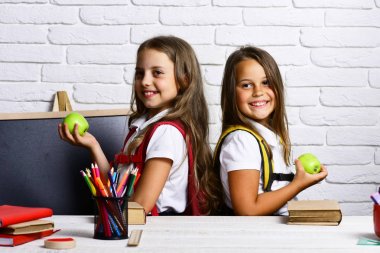 okul ders oturan ilkokul çocukları