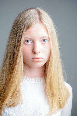 Doğal güzellik ve cilt bakımı. Ve kadın ile doğal güzelliği göz makyaj yok. Şehvetli kadın sarışın uzun saçlı. Albino kız mavi gözlü ve beyaz deri ile.