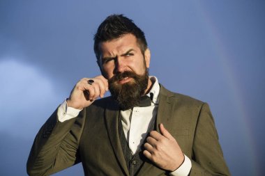 İşadamı gökkuşağı ile parlak gökyüzü üzerinde duruyor. İş ve rüyalar. Nadir ve sıradışı planları. Farklı ve benzersiz bir vizyon.