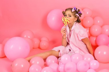 Parti balonları, çocukta curlers, pijama moda. parti balonu pembe studio arka planda, kopya alanı