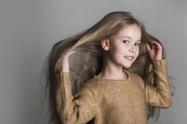 Model çocuk hip-hop. uzun saçlı bebek