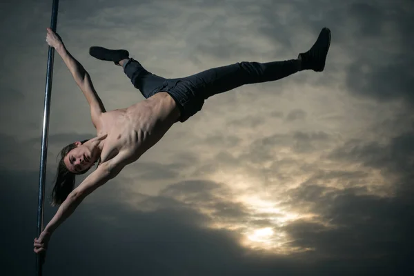 Elementos Acrobáticos Homem Dançando Pólo Elementos Acrobáticos Pole Dancer Pôr — Fotografia de Stock
