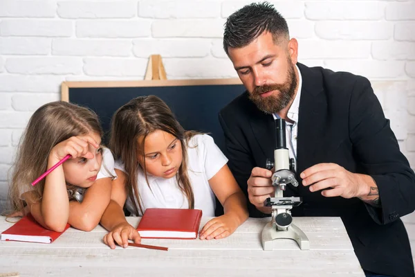 Vuelta Escuela Educación Casa Lección Biología Estudio Laboratorio Con Microscopio — Foto de Stock