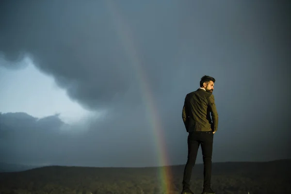 Hombre Arco Iris Cielo Gris Hombre Con Barba Bigote Vacaciones — Foto de Stock