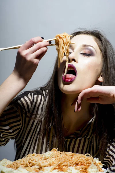 Sexy Chica Descarada Seductora Con Plato Pasta Tenedor Come Salvajemente — Foto de Stock