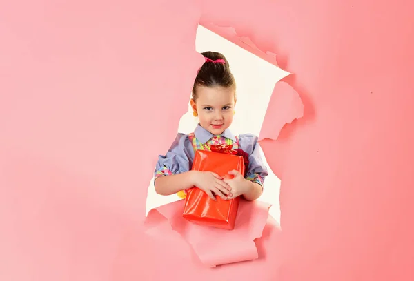 Μικρό Κορίτσι Ψώνια Πακέτο Μαύρη Παρασκευή Γενέθλια Και Χριστούγεννα Παιδική — Φωτογραφία Αρχείου