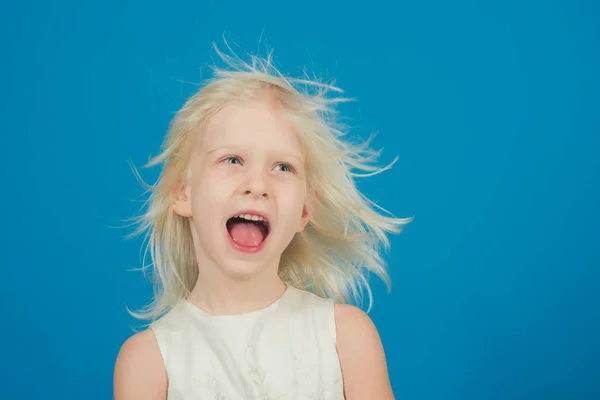 金髪の美しい白人のショットを閉じるポーズ青コピー スペースの壁に愛らしい笑顔を持つ少女 幸せな子供時代のコンセプト — ストック写真