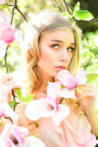 Fille Sur Visage Rêveur Blonde Tendre Près Fleurs Magnolia Fond — Photo