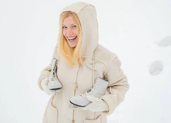 Frohe Winterspaß-Frau. glückliche junge Frau, die im Winter spazieren geht. schöne lächelnde junge Frau in warmer Kleidung mit Schlittschuhen. — Stockfoto