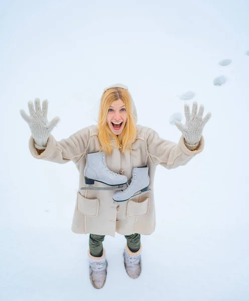 Mädchen spielen mit Schnee im Park. Schöne junge Frau, die draußen lacht. Hintergrund Winterlandschaft. — Stockfoto