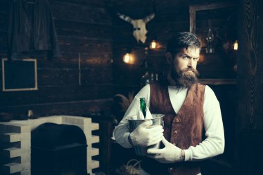 Acımasız barmen. Sakallı barmen. Pub retro vintage iç mekan. Hippi barmen konsepti. Alkol bağımlılığı. Alkollü, uzun boylu adam..
