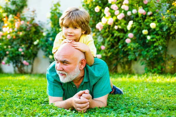 Büyükbaba, Oğul ve Torunuyla Park 'ta eğleniyor. Mutlu son sınıf çocuğunun portresi. Gülümseyen baba ve mutlu şirin oğul.. — Stok fotoğraf