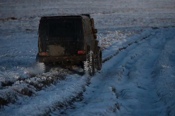 4x4 Off-road suv car. Wheel close up in a countryside landscape with a muddy road. Off-road vehicle goes on the mountain. Safari. Adventure travel. Expedition offroader. — Stock Photo, Image