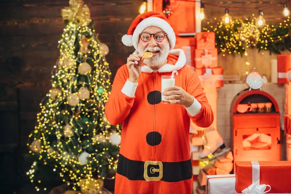 Babbo Natale con barba e baffi. Babbo Natale col cappello. Natale per Babbo Natale. Babbo Natale gode di biscotti e latte lasciato fuori per lui la vigilia di Natale. — Foto Stock