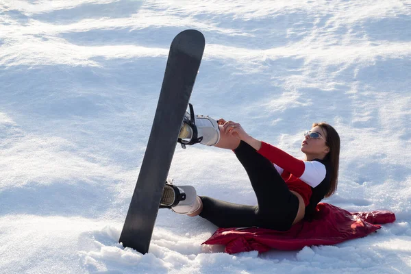 Дівчата розважаються і насолоджуються свіжим снігом у прекрасний зимовий день у горах. Екстремальні зимові види спорту. Молода спортсменка. Жінка сноубордист на схилах зимового дня . — стокове фото