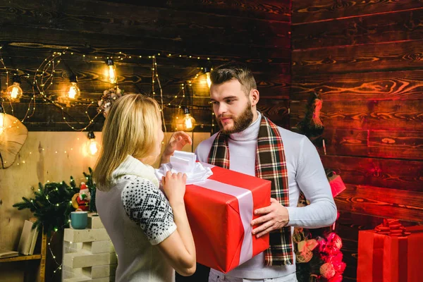 God Jul och God Jul Familj på Julen. Nyårsafton. God jul och gott nytt år. Önskar dig god jul. Den nuvarande lådan. Present. — Stockfoto