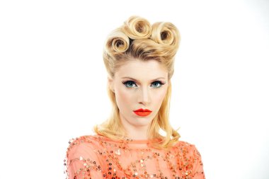 Eski saç modeli. Kırmızı dudaklı kadın sürpriz bir sevinçle bağırıyor. Vay canına. Portre tebessümü sarışın kadın, afiş tarzı. Gülümseyen retro kadın portresi. İndirim sezonu satışları.