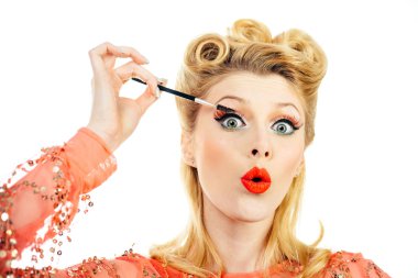 Kırmızı elbiseli çekici bir kadın, eski moda saç modeli. Rimeli mutlu kız. Portre tebessümü sarışın kadın, afiş tarzı. Retro vintage kavramı.