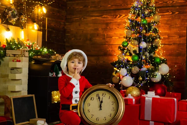 크리스마스 선물이야. 새해 카운트 다운. 행복 한 아이는 선물을 기다린다. 크리스마스 장식. 산타 옷을 입은 어린 소년. — 스톡 사진