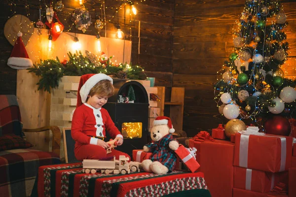 Contagem regressiva de ano novo. Feliz e brilhante Natal. Bebê adorável desfrutar de Natal. Férias em família. Memórias de infância. Papai Noel menino comemorar o Natal em casa. Menino criança jogar perto de árvore de Natal — Fotografia de Stock