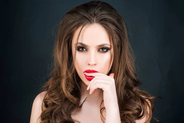 Çekici ve güzel bir genç bayanın yakın plan portresi. Genç bir kadın poz veriyor. Neşeli, mutlu, güzel bir genç kız. Dişi fasyonu. Siyah arkaplan.