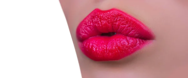 Wanita muda dengan kulit yang sempurna. Lipstik merah. Terisolasi di atas putih. Gadis model sensual dengan kulit halus dan riasan. Ciuman. Valentines hari . — Stok Foto