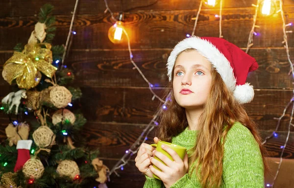 Sonhos de adolescente de Natal. Na manhã anterior ao Natal. Crianças de inverno. Uma adolescente gira a celebrar o Natal. Miúdo a divertir-se perto da árvore de Natal dentro de casa. Natal adolescente . — Fotografia de Stock