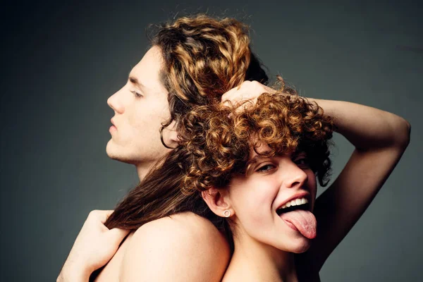 Hermosa joven sonriente pareja enamorada abrazando interior. Noche romántica de una pareja joven. Amor. Hermosa pareja joven enamorada. Joven. Estudio de moda foto de una hermosa pareja. — Foto de Stock