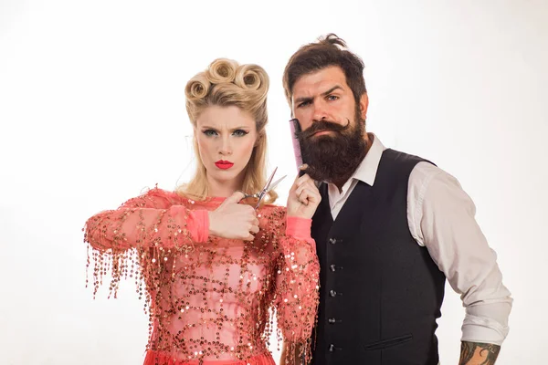 Hombre hipster serio con barba y mujer con tijeras. Barber. Hermosa mujer cortó barba. Pareja en barbería sobre fondo aislado . —  Fotos de Stock