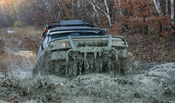 4x4 yolculuk gezisi. Çamurda iz sürmek. Off-road aracı dağa gidiyor. Off-road yarışında çamur ve su sıçraması. Safari. Off-road. Macera seyahati. Dağ yolunda off-road yolculuğu. Offroad aracı — Stok fotoğraf