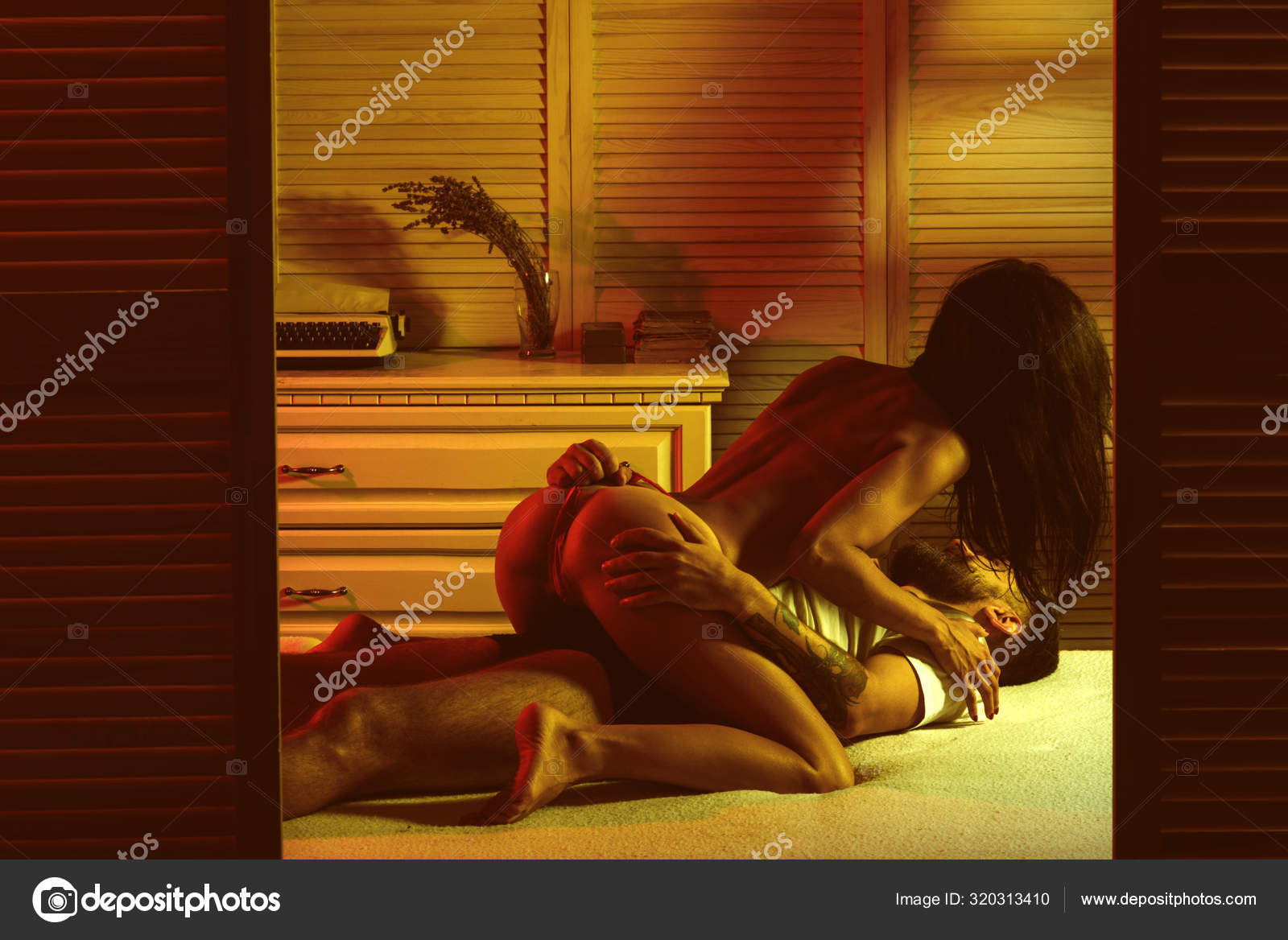 голая любовница Чувственная влюбленная пара. Любовник сексуально голый женское тело  прелюдии с мужчиной. Прелюдии и любовные игры сексуальной пары. Сексуальная  красотка в красном белье лжет своему парню. Любовная игра прелюдия в  постели . —