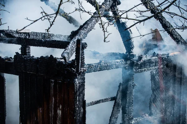 Сгорел дотла деревянный дом. Последствия пожара. Дым после большого пожара . — стоковое фото