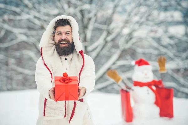 Frohes neues Jahr. glücklicher Vater, der mit einem Schneemann auf einem verschneiten Winterspaziergang spielt. Weihnachtsmann wünscht frohe Weihnachten. — Stockfoto