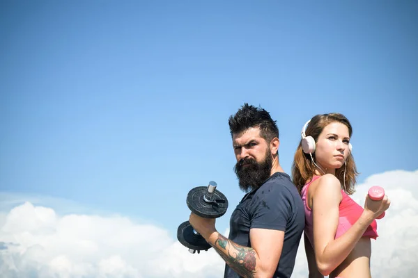 Jeune couple sportif fort travaillant à l'extérieur avec des équipements de sport à beau fond bleu ciel d'été. Concept de mode de vie actif et d'activités sportives. — Photo